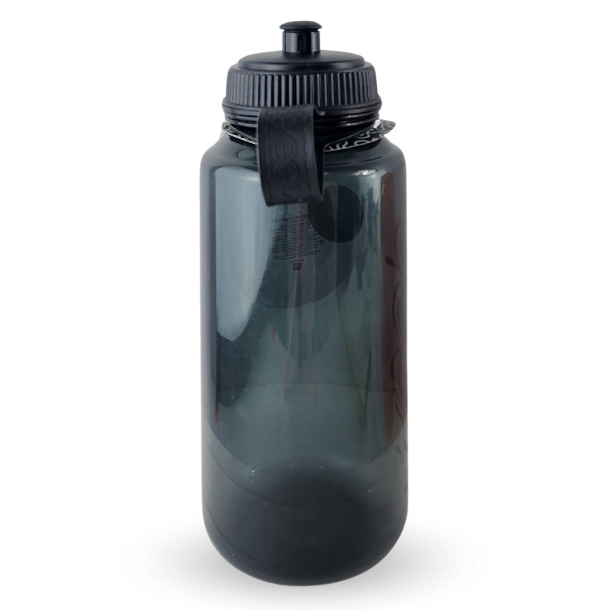 Botella de agua deportiva negra de 1 litro, fabricada en plástico BPA-free, con boquilla rebatible y marcador de ml para hidratación eficiente.-3