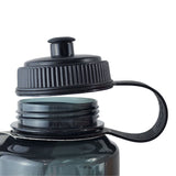 Botella de agua deportiva negra de 1 litro, fabricada en plástico BPA-free, con boquilla rebatible y marcador de ml para hidratación eficiente.-6