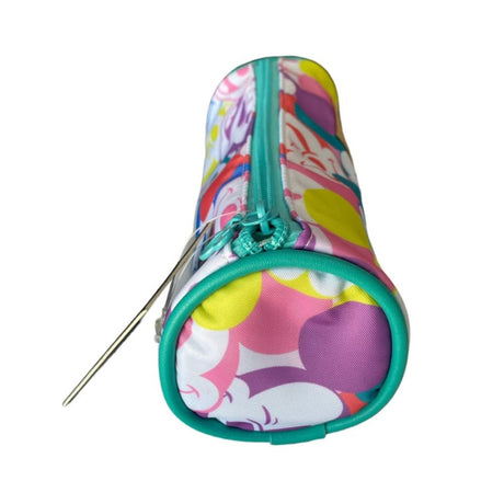 Estuche Escolar Colorido Diseño Personajes Dibujos Animados

Dale vida a tus útiles con este estuche divertido y resistente. Organiza todo con estilo, ¡compra el tuyo ahora y destaca en clase!-2