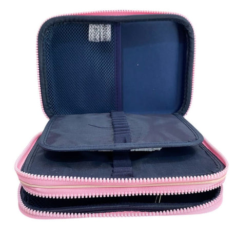 Estuche Rosa Bordado Personaje Azul Caricatura Niños Escolar

Organiza los útiles escolares de tus niños con estilo y diversión. ¡Haz tu pedido ahora y sorpréndelos con este encantador estuche!-2