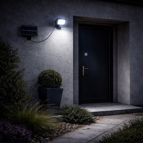 foco solar led exterior iluminando puerta de entrada con sensor movimiento