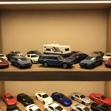 auto de juguete Volvo 240 Drift Camper en repisa de coleccion