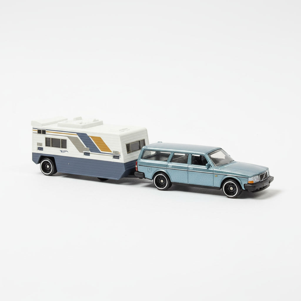 Hot Wheels Track Fleet Volvo 240 Drift con remolque camper escala 1:64 die-cast metal Mattel vista lateral