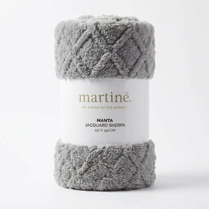 Manta Jacquard Polar Sherpa Martiné Gris Claro 127x152 cm. Ideal para mantener el calor con una textura extra suave y un estilo decorativo acogedor. ¡Aprovecha!-1