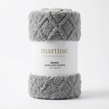 Manta Jacquard Polar Sherpa Martiné Gris Claro 127x152 cm. Ideal para mantener el calor con una textura extra suave y un estilo decorativo acogedor. ¡Aprovecha!-1