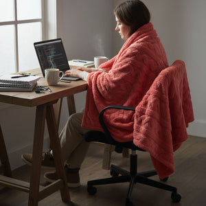 Manta Jacquard Polar Sherpa Martiné Rosa Salmón 127x152 cm. Diseño acogedor con textura ultra suave ideal para descansar y decorar tus espacios. ¡Llévala hoy!-4