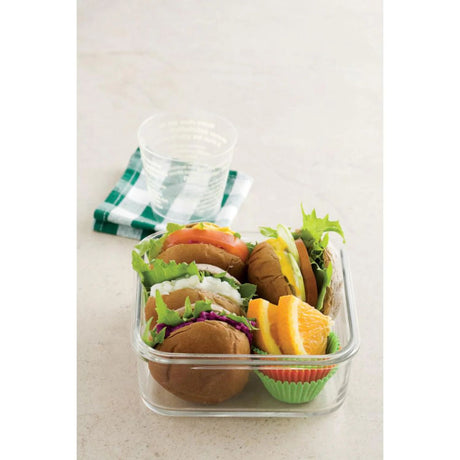contenedor de vidrio cuadrado con mini sandwiches y frutas