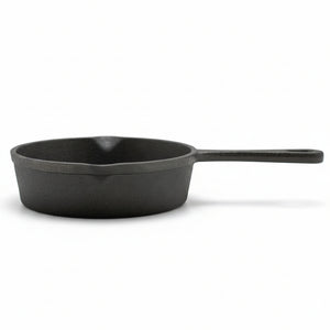 Sarten Redondo de Hierro Forjado 14 cm Wayu de lado fondo blanco