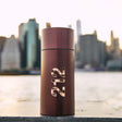 Perfume 212 Sexy Men Carolina Herrera Hombre EDT 100 mL con fondo urbano