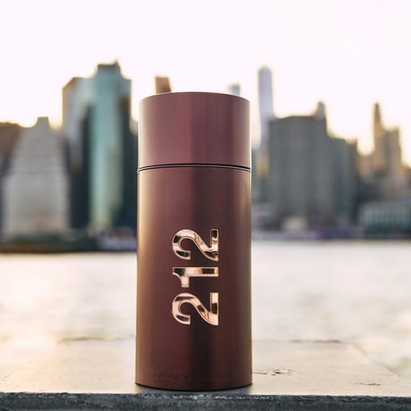 Perfume 212 Sexy Men Carolina Herrera Hombre EDT 100 mL con fondo urbano