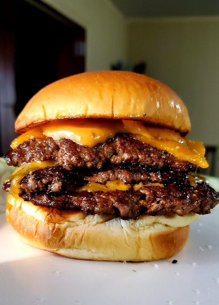 smash burger casera con queso cheddar derretido