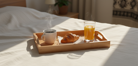 Bandeja madera desayuno en cama hogar chileno mañana acogedora
