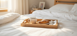 Bandeja bambú desayuno cama hogar chileno taza café estilo acogedor