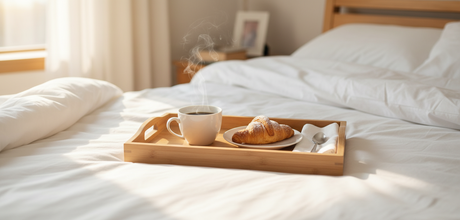 Bandeja bambú desayuno cama hogar chileno taza café estilo acogedor