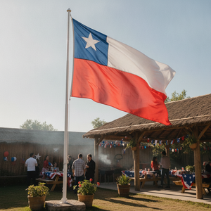 Bandera chilena gigante ondeando en mástil quincho Fiestas Patrias exterior
