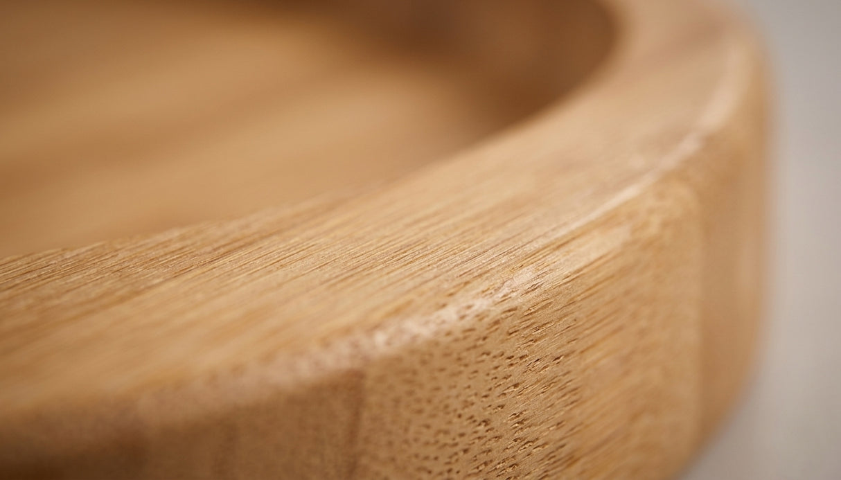 Base para quesos y bocadillos de madera bambú con domo transparente en cocina moderna