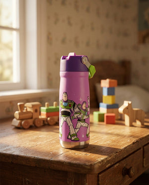 Botella infantil Buzz Lightyear en mochila escolar niño chileno escritorio