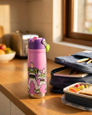 Niño chileno bebiendo botella acero inoxidable Buzz Lightyear colegio recreo