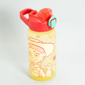 Botella Toy Story 5 dentro de mochila escolar niño chileno