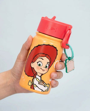 Niño chileno usando botella agua Toy Story Jessie en patio colegio