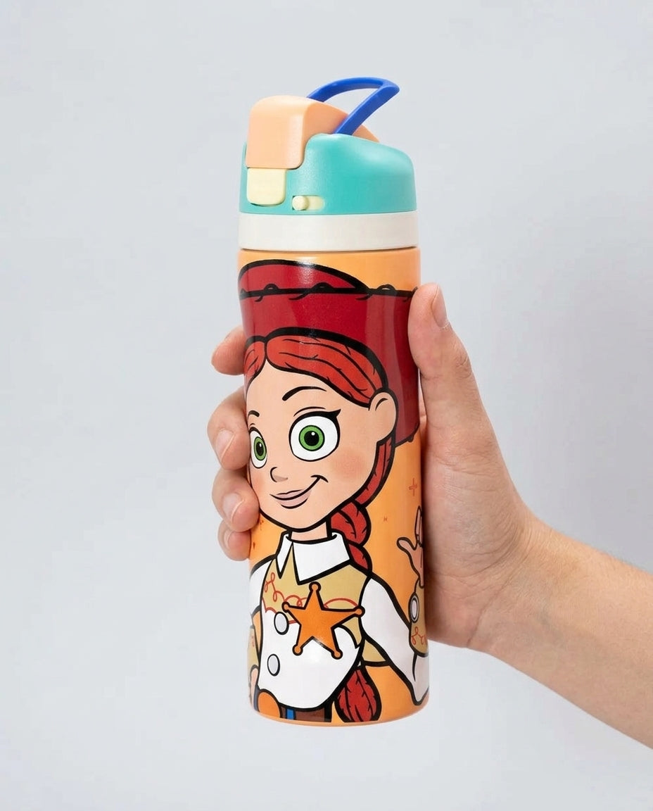Niña chilena usando botella insulada Toy Story parque al aire libre