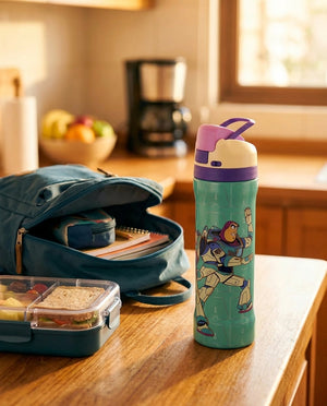 Botella térmica Toy Story 5 en mochila escolar niño chileno colegio
