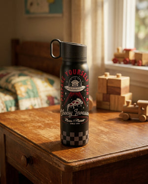 Vaso térmico Keep Toy Story sobre escritorio escolar con mochila