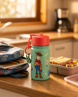 Botella agua Toy Story 5 dentro de mochila escolar niño chileno