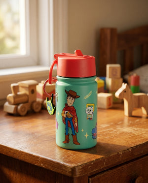 Niño chileno usando botella agua Toy Story 5 en sala de clases