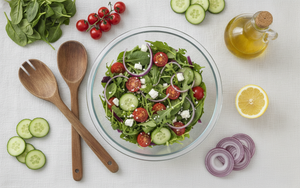 Mujer chilena usando bowl vidrio templado para preparar ensalada en cocina familiar