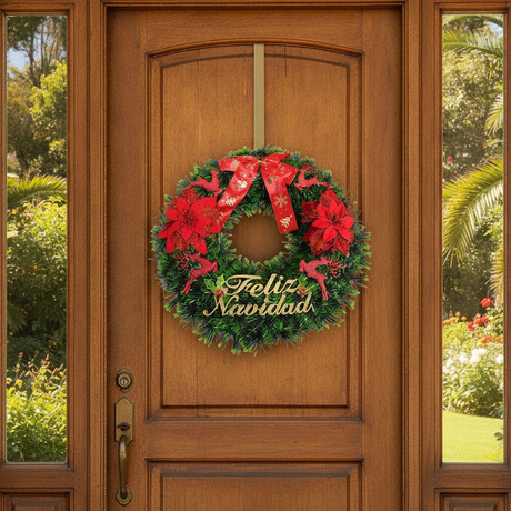 Corona navideña colgada en puerta de madera hogar chileno decoración Navidad