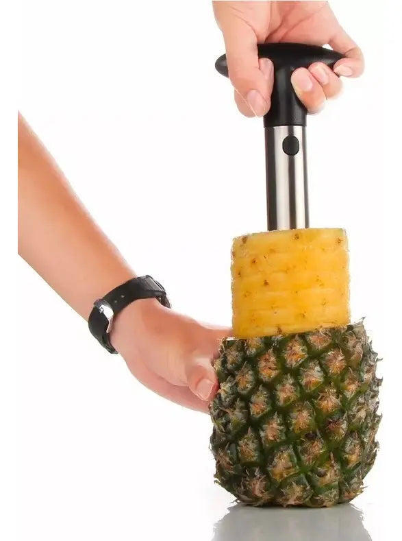 Mujer usando cortador piña cocina chilena moderna anillos frescos