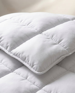 Mujer instalando cubrecama microfibra blanca cama 2 plazas hogar chileno