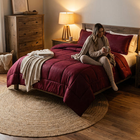 Cobertor matrimonial burdeo sobre cama chilena dormitorio invierno noche acogedora