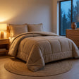 Cubrecama cobertor invierno 2 plazas beige microfibra Martiné en maleta PVC vista frontal