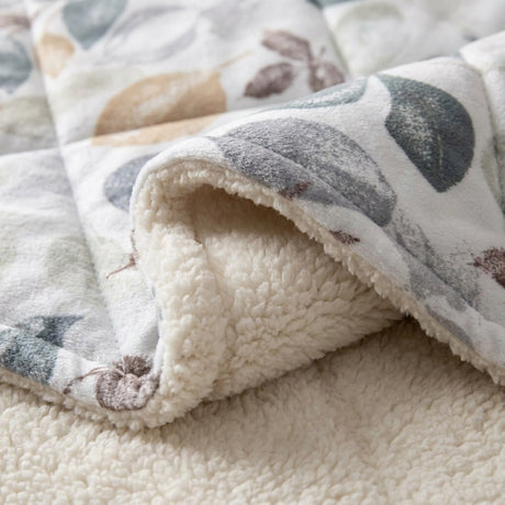 Cobertor 2 plazas sherpa diseño hojas en dormitorio chileno invierno