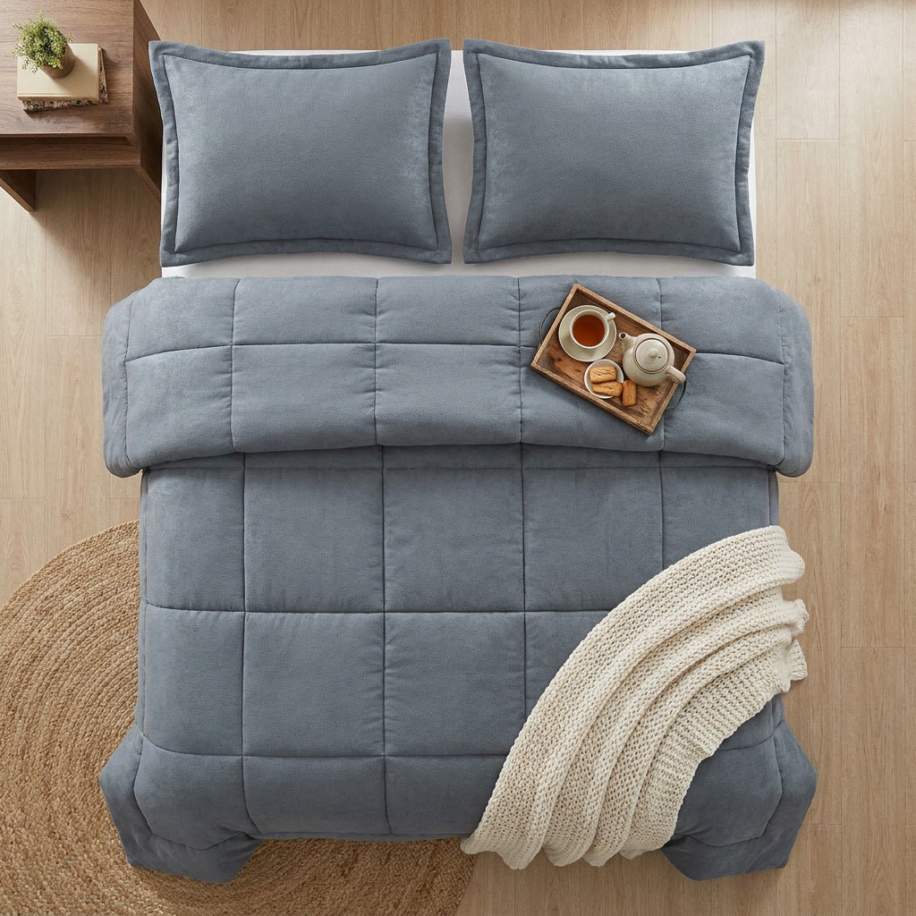 Mujer tendiendo cama con cubrecama invierno gris 2 plazas interior hogar
