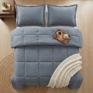 Mujer tendiendo cama con cubrecama invierno gris 2 plazas interior hogar