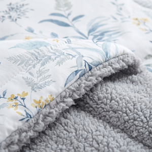 Cubre cama estampado botánico Martiné sobre sofá living moderno luz natural