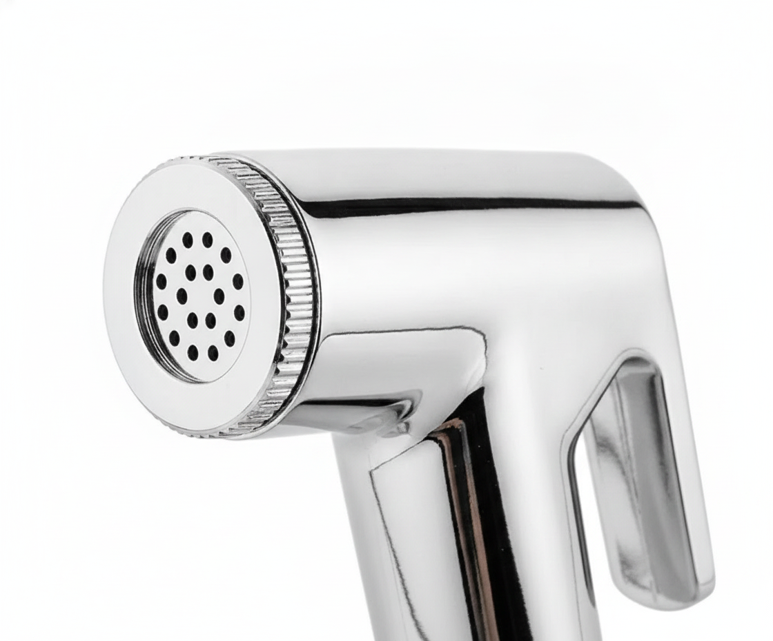 Mano sosteniendo ducha bidet arabe cromada chorro agua activo