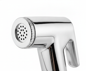 Mano sosteniendo ducha bidet arabe cromada chorro agua activo