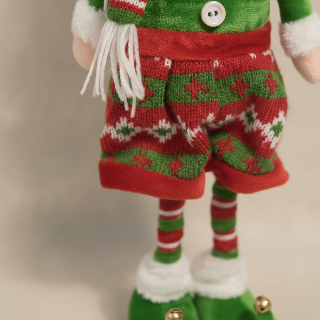 Detalle tela tejido nórdico falda duende navideño cascabeles dorados
