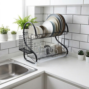 Mujer chilena usando escurridor platos negro 2 niveles cocina hogar