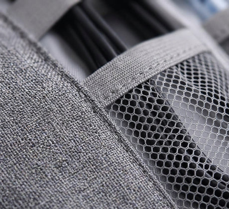 Organizador cables gris sobre escritorio home office chileno estilo de vida