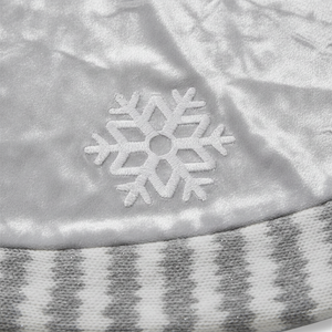 Detalle textura terciopelo plateado copos nieve bordados faldon navideño
