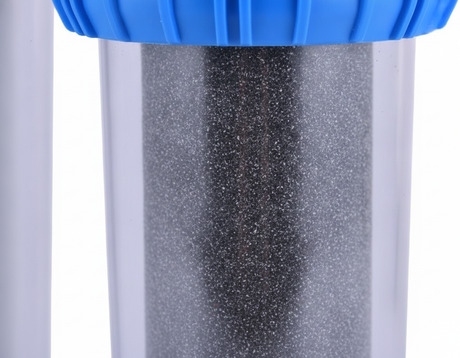Filtro agua instalado bajo lavaplatos cocina hogar chileno