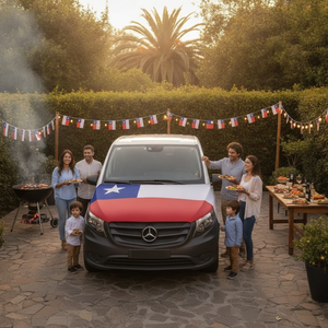 Funda cubre capot bandera Chile instalada en furgón Mercedes calle empedrada chilena