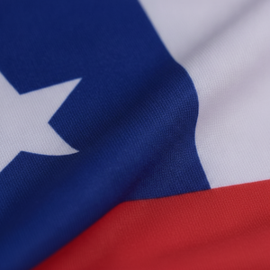 Persona instalando funda elástica bandera Chile en capot SUV plateado
