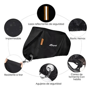 Persona colocando funda protectora impermeable sobre bicicleta en jardín