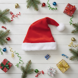 Flat lay gorro navideño musical con adornos pilas cintas regalo navidad